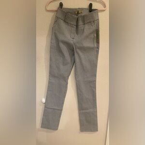 NWT DAZZ DRESS CROPPED PANTS SIZE SMALL COLOR BLUE AND WHITE.